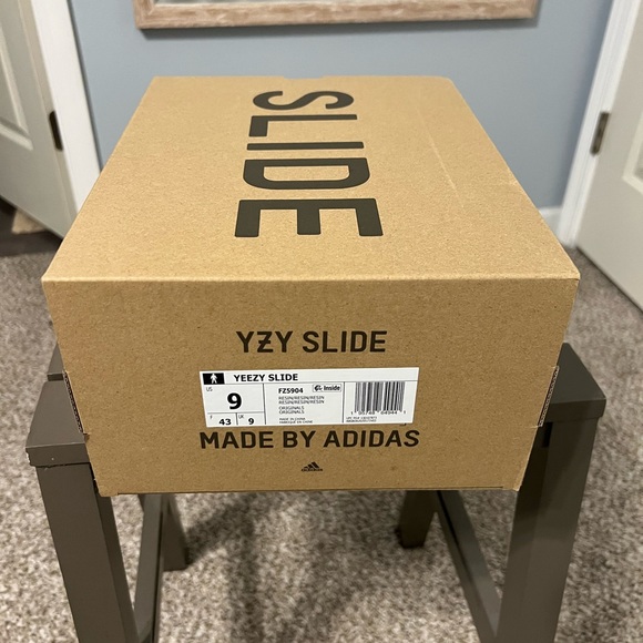 YEEZY SLIDE - Picture 7 of 7